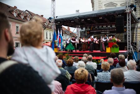Presenetljiv odziv ob prvem dnevu praznovanja 50. Dnevov narodnih noš in oblačilne dediščine v Kamniku (6)